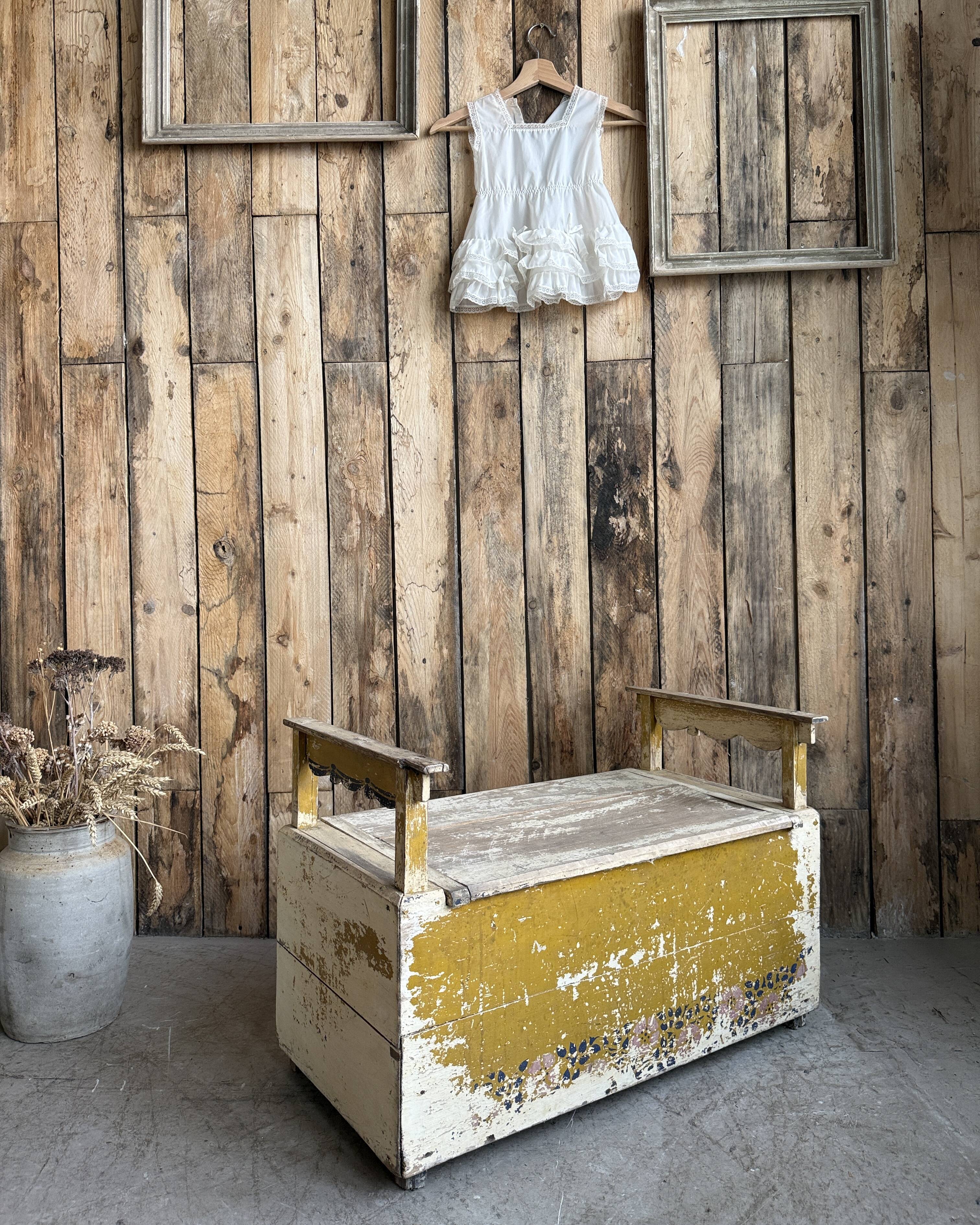 Patinated children's storage bench (renovated)