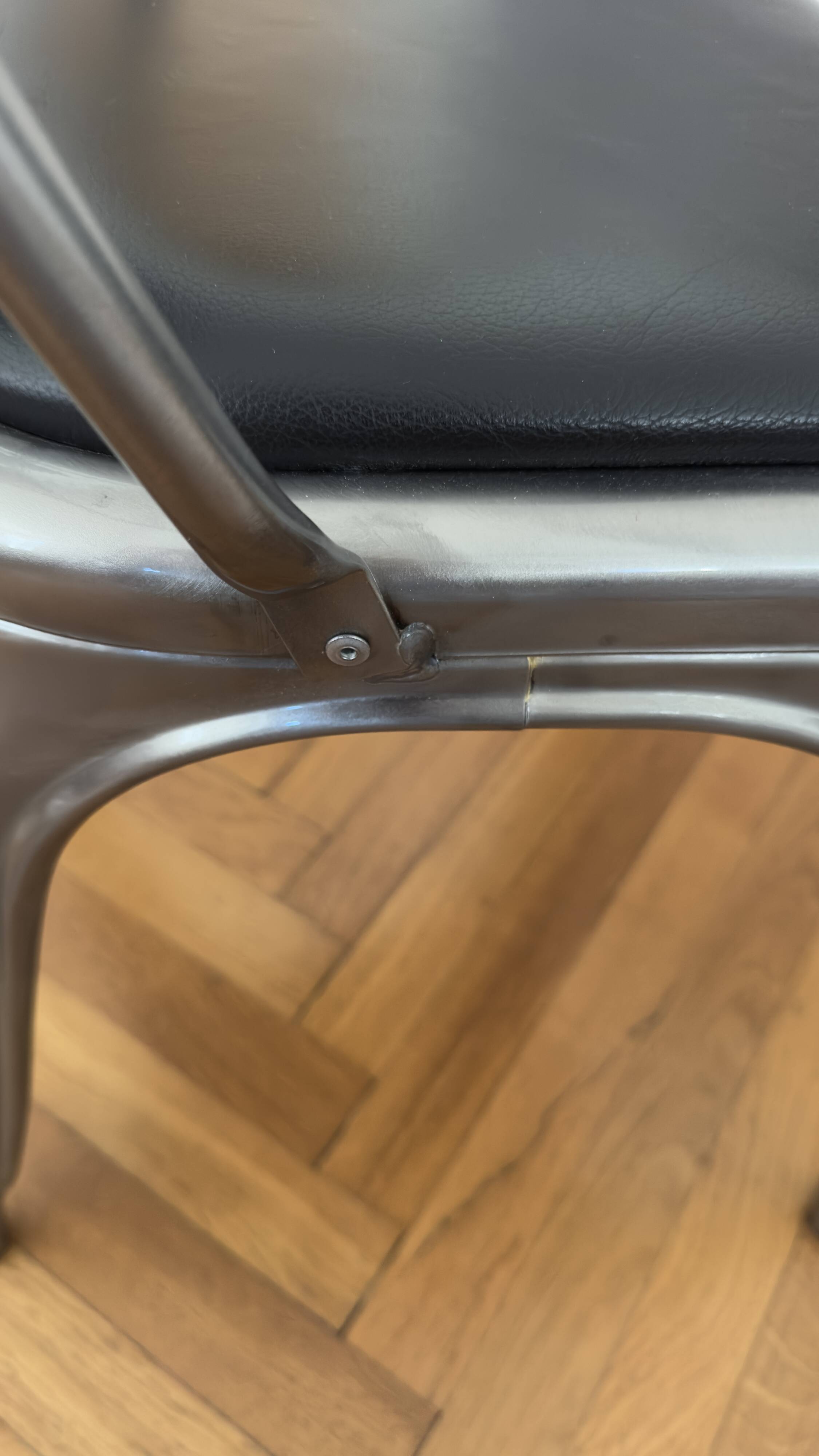 8 chaises modèle A Tolix