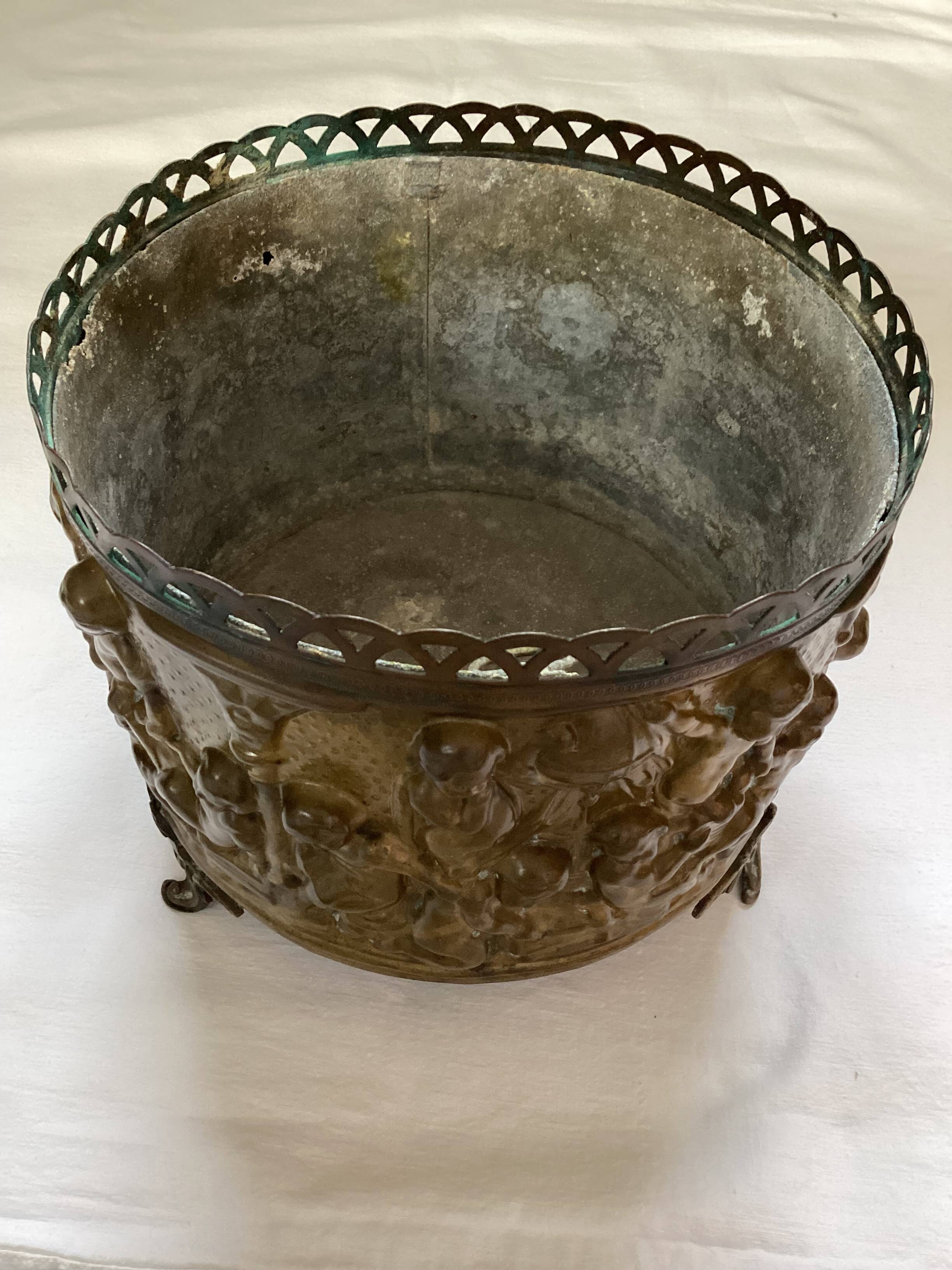 Old hidden pot in copper and zinc dimension: height -9 cm- diameter -0.5cm-