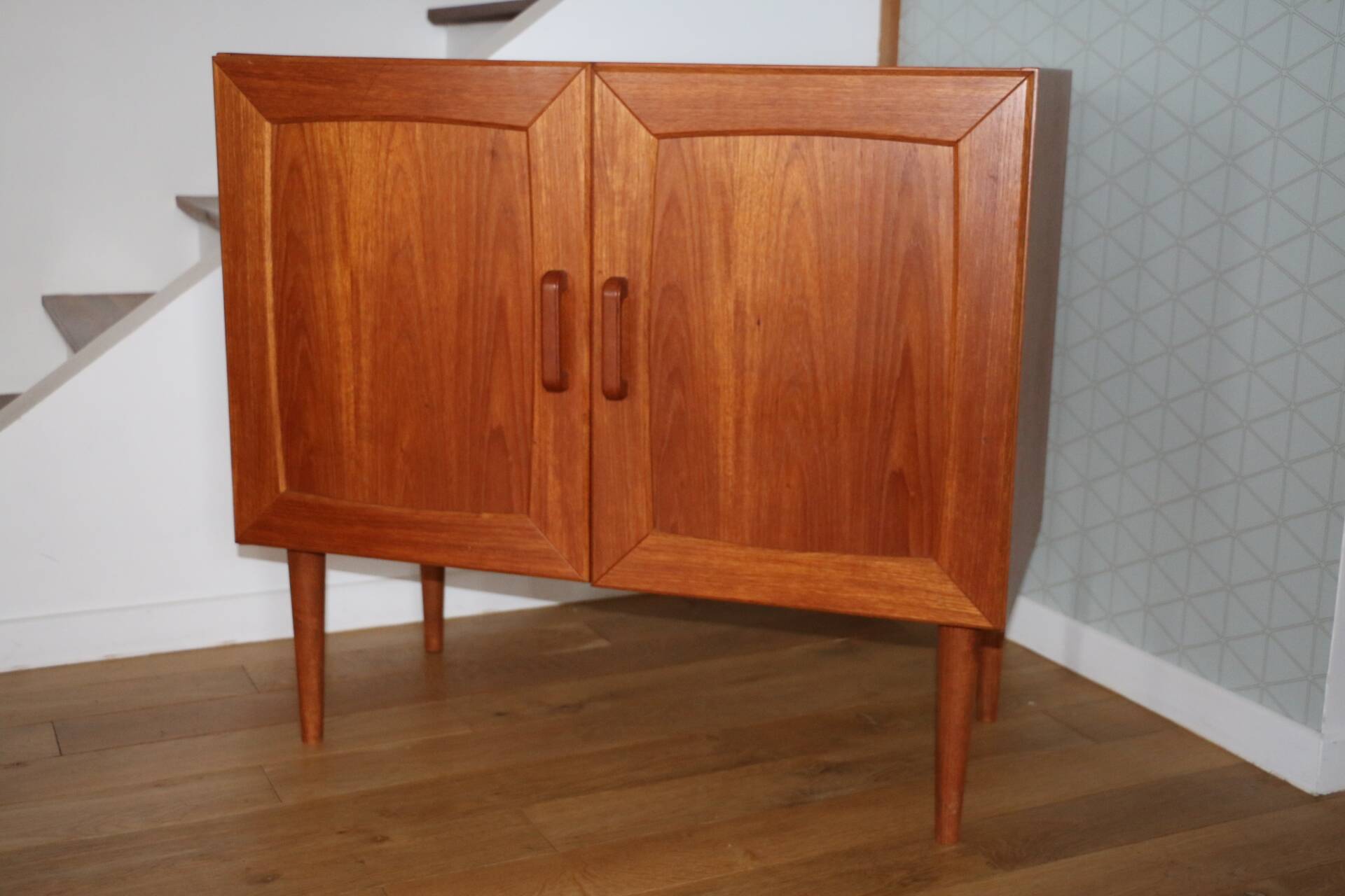 Teak sideboard with 2 doors