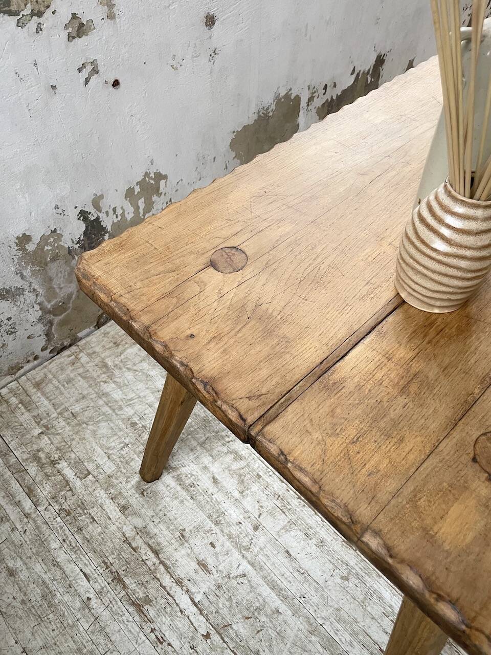 Table brutaliste savoyarde en chêne