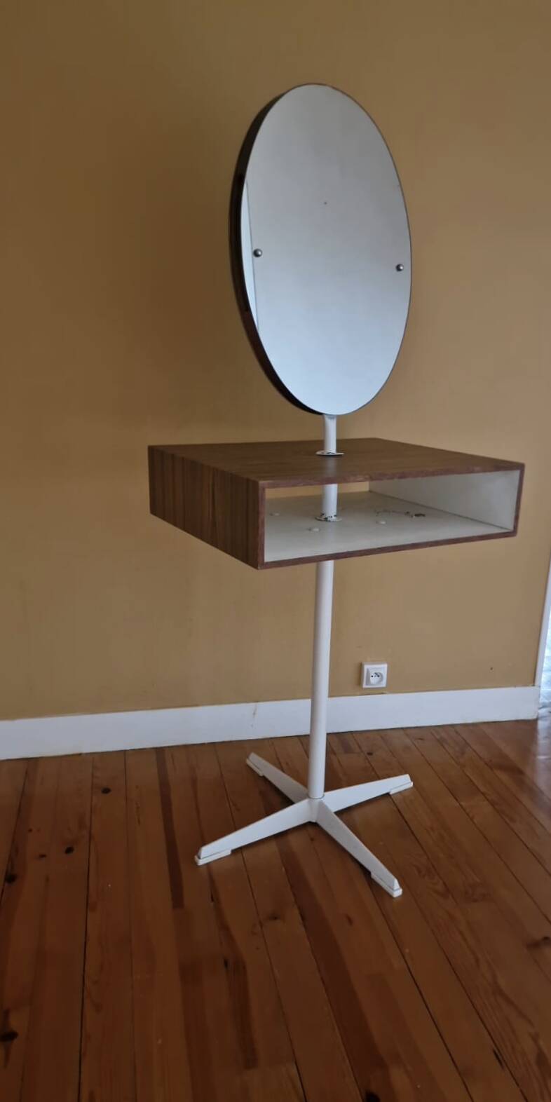 Coiffeuse en bois de style mid-century des années 1960 avec miroir pivotant.