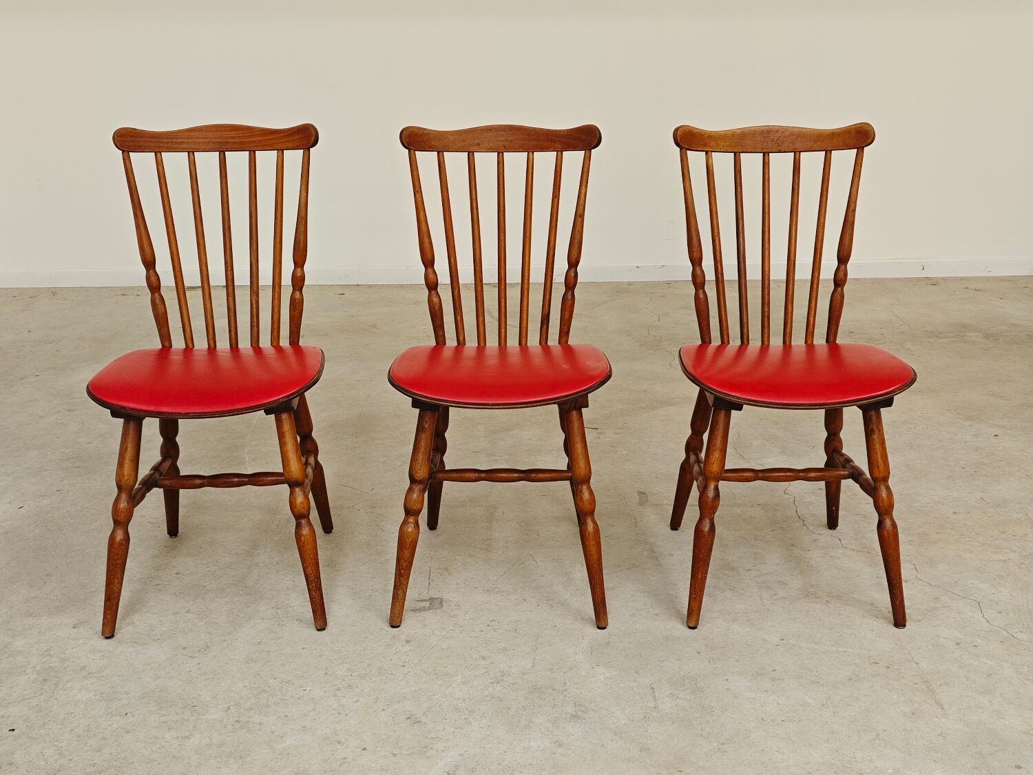 Lot de 3 chaises bois et skaï rougeTacoma par Baumann 1960