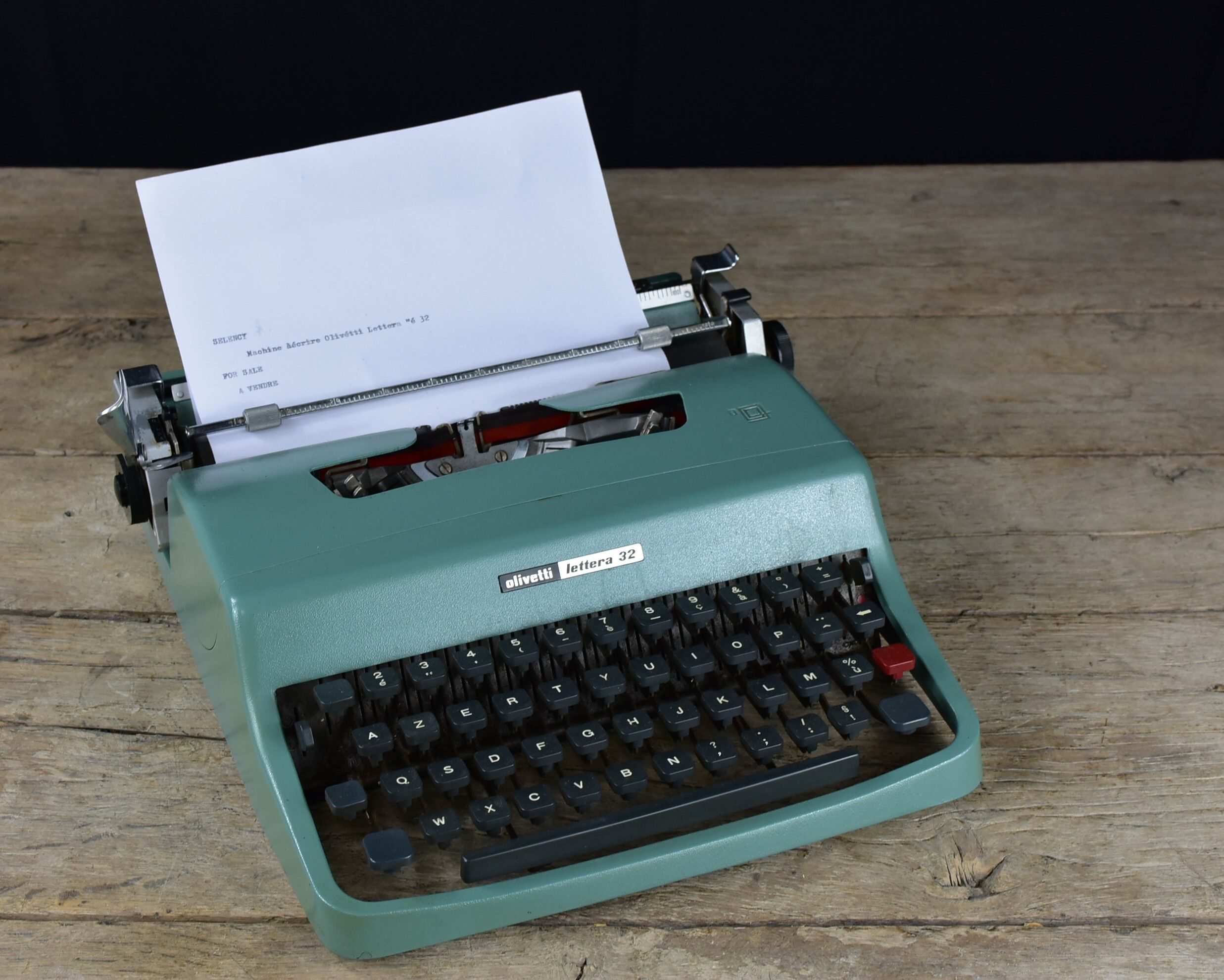 Typewriter Olivetti lettéra 32
