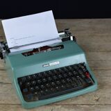 Typewriter Olivetti lettéra 32