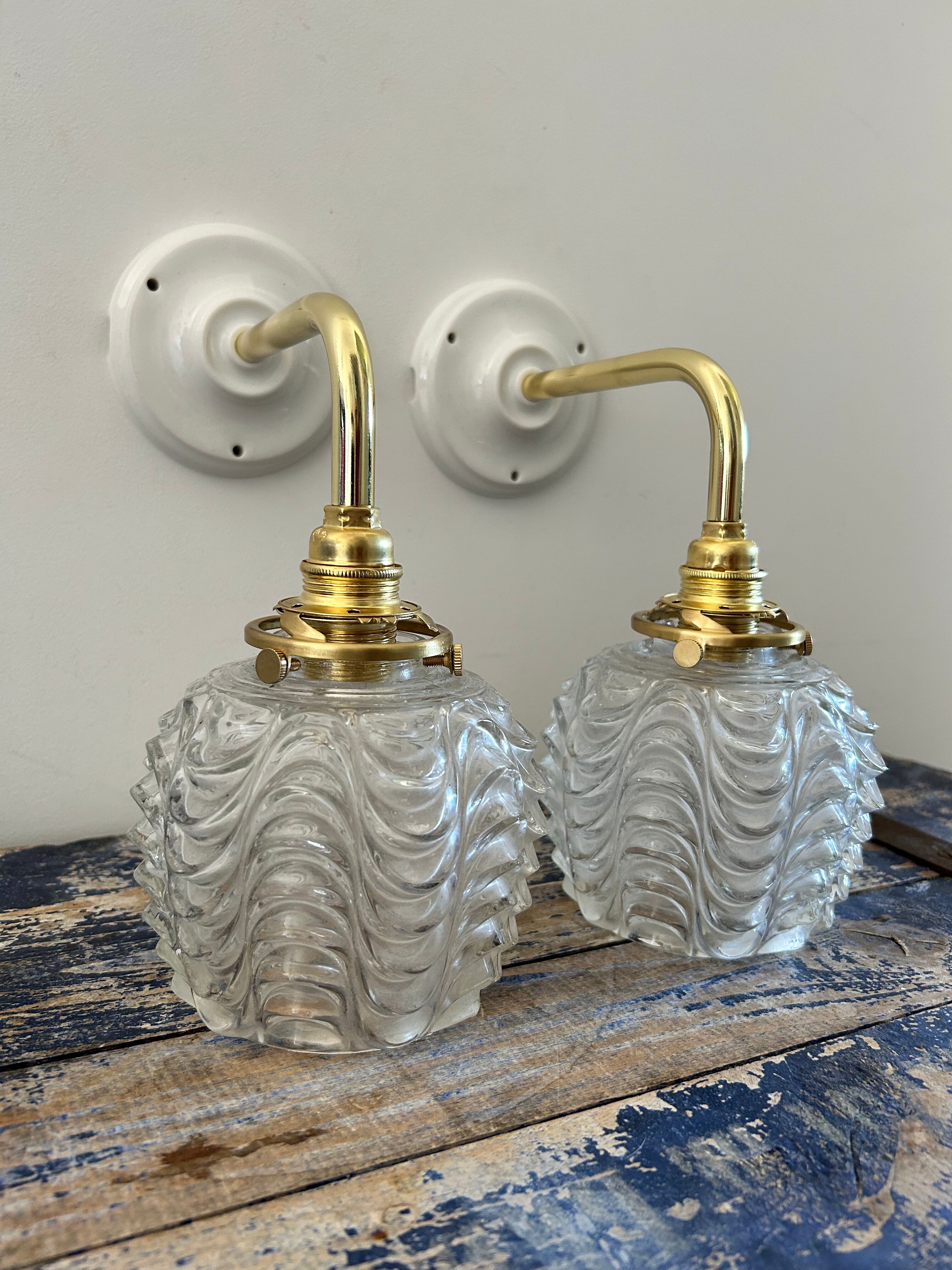Paire d’appliques murales en verre ciselé