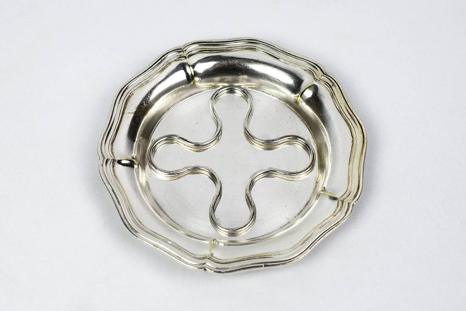 Christofle silver-plated bottle coaster, with ribbed edges, 19th century.