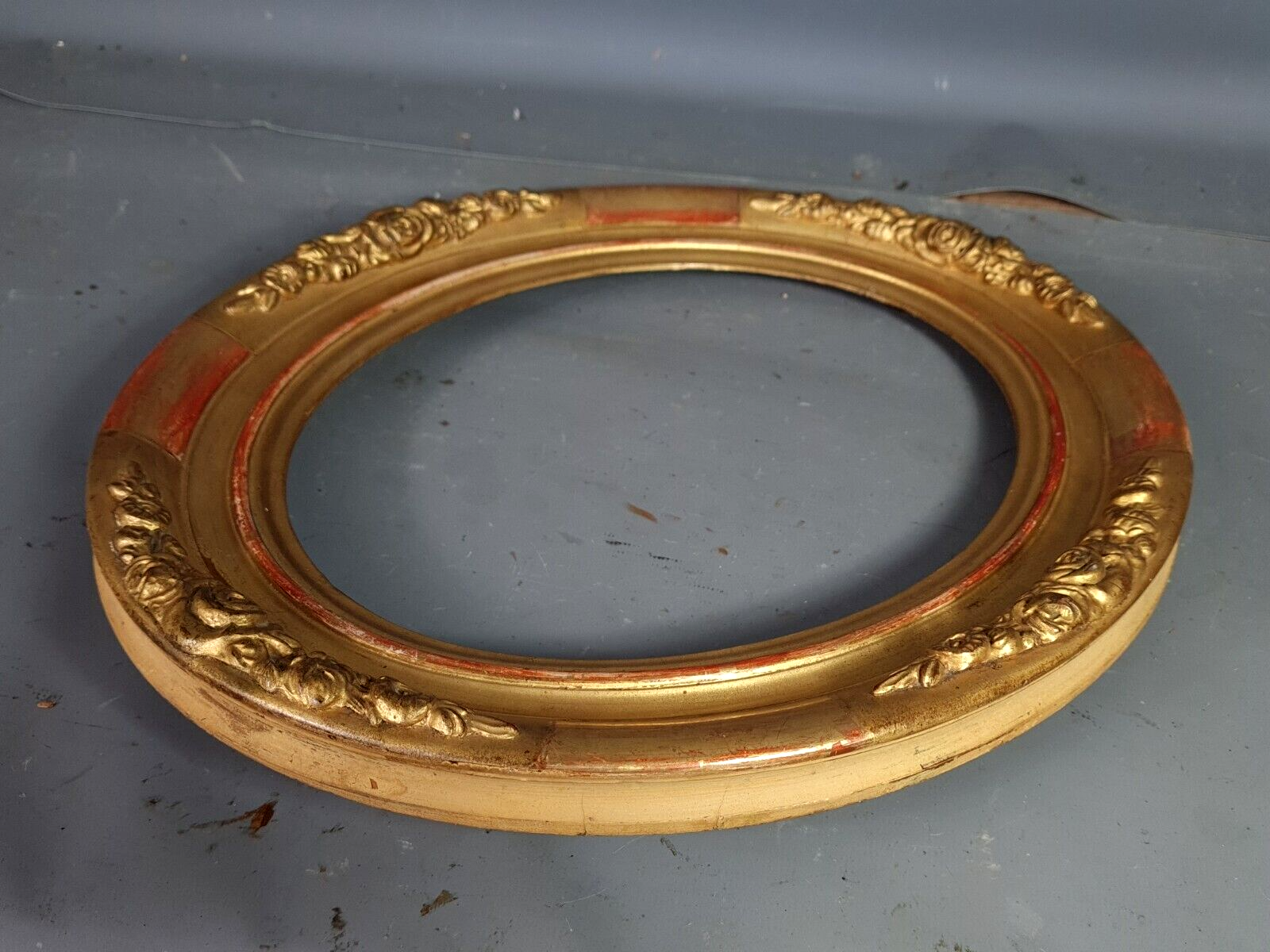 Oval frame nineteenth century gilded stucco wood and glass 36x31 foliage 28x23 cm