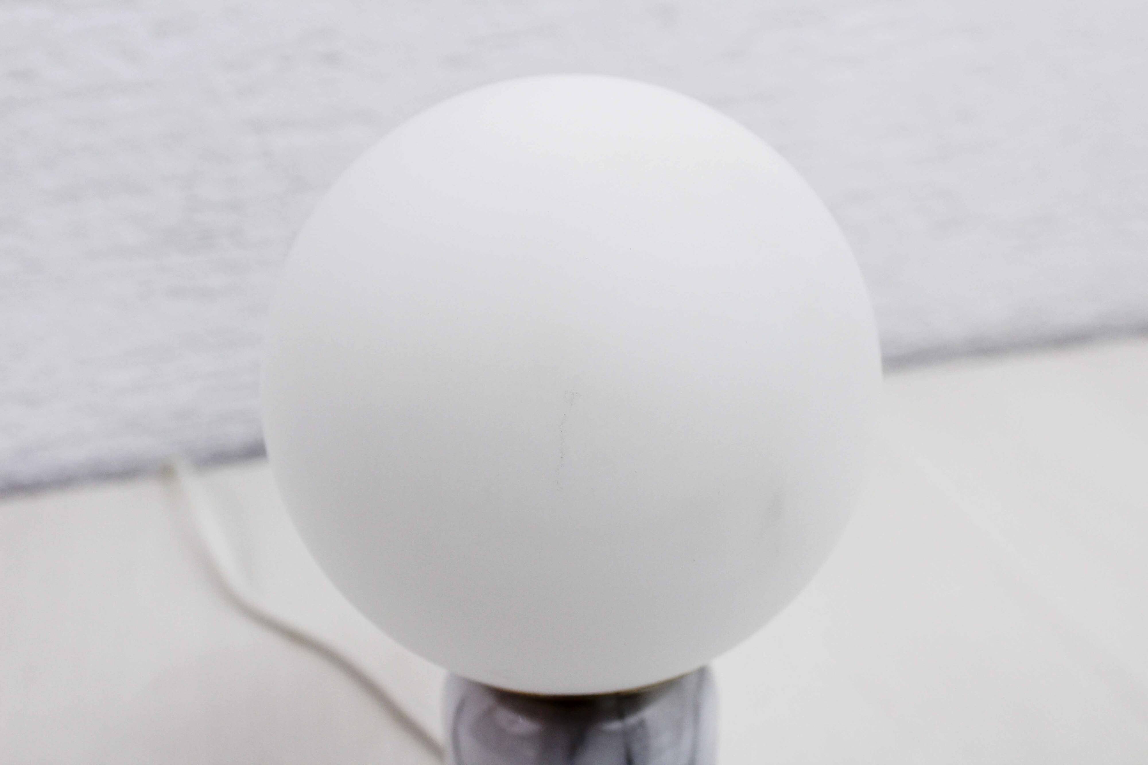 Lampe à poser en marbre et verre opalin