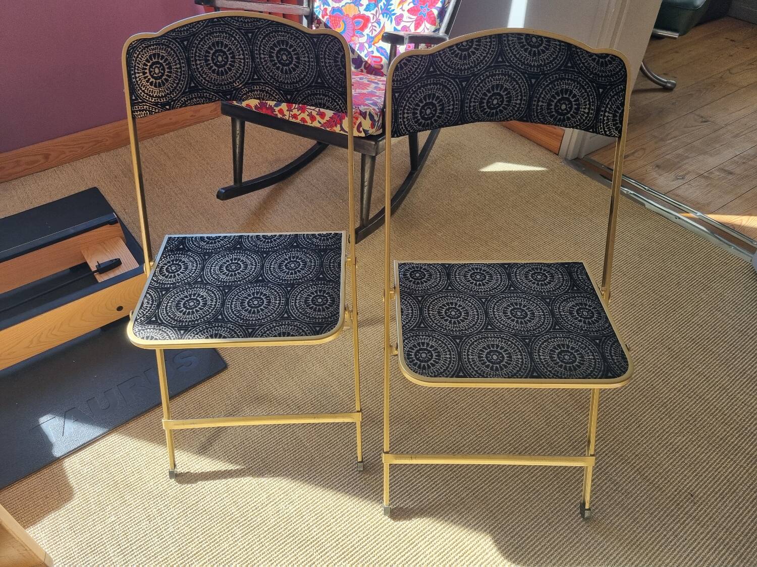Set of 2 folding chairs in velvet and gold metal