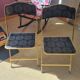 Suite de 2 chaises pliantes en velours et métal doré