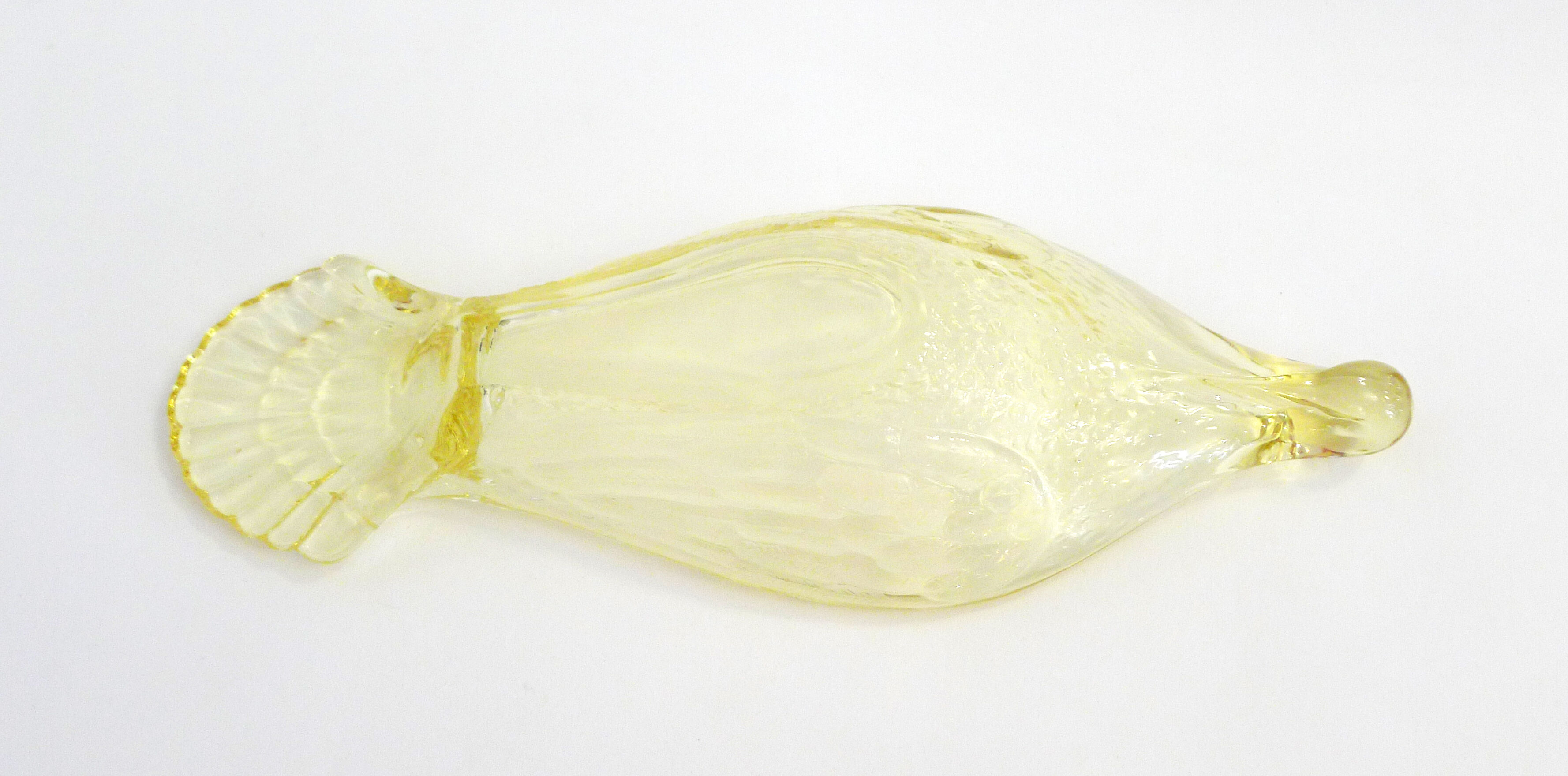 Plat coupe oiseau, en verre cristallin jaune pâle