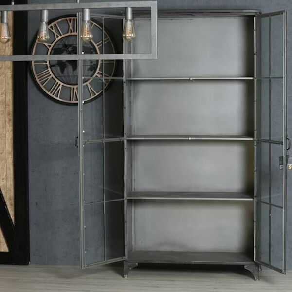 Bibliothèque noire de style industriel
