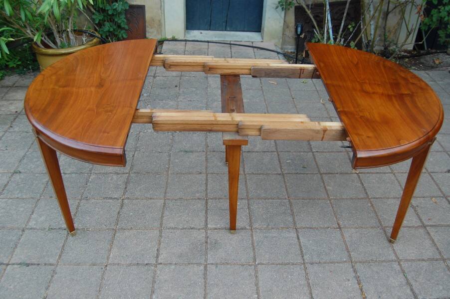Napoleon III table in fine walnut from the late 19th century.