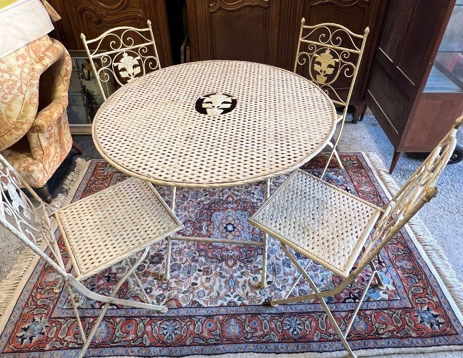 Foldable garden or terrace furniture set made of sheet metal and woven, perforated wrought iron, 5 pieces.