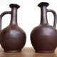 paire de bouteilles ou carafe en terre cuite