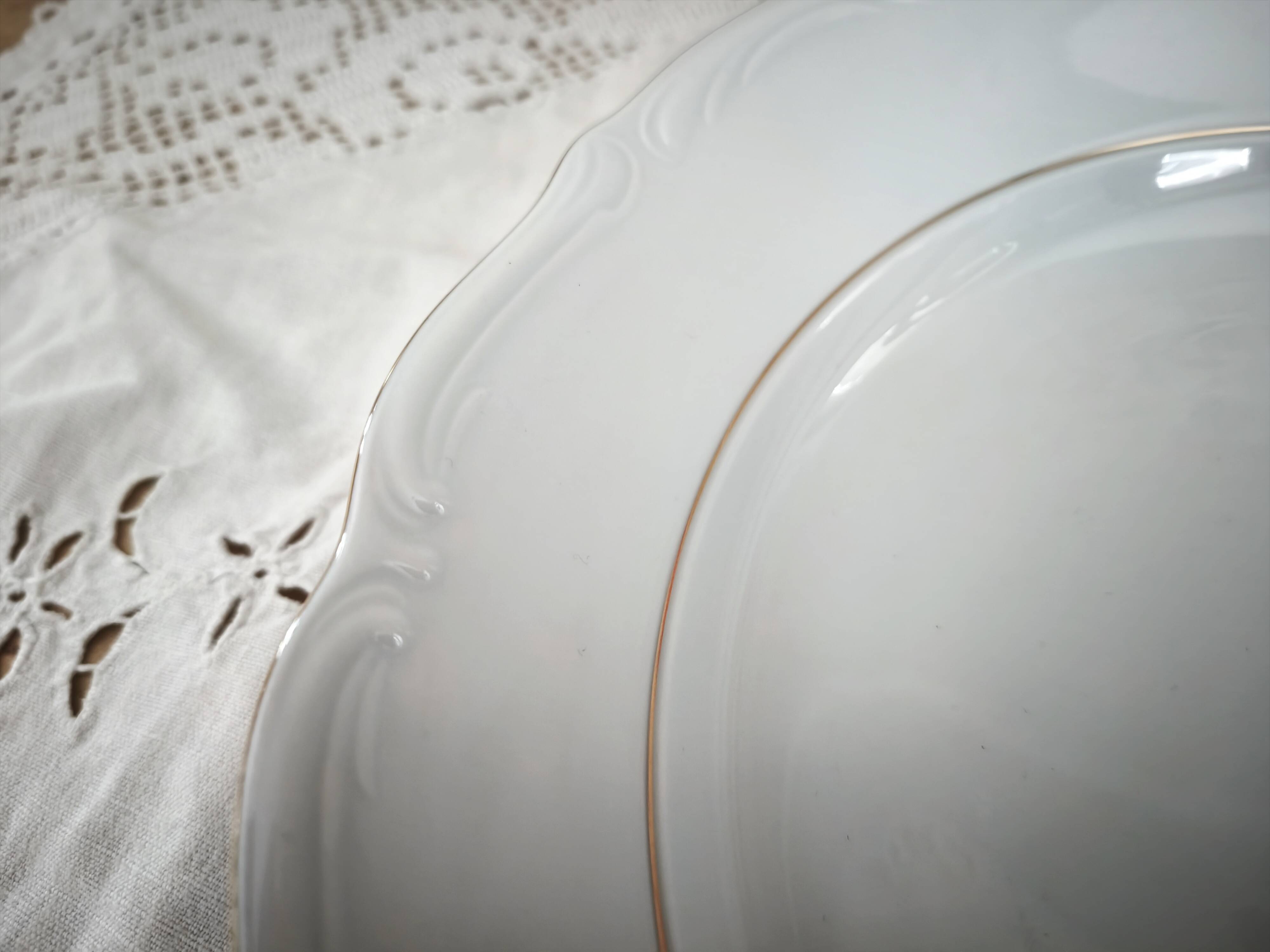 Hollow round plate in porcelain, double gold rim manufacture.