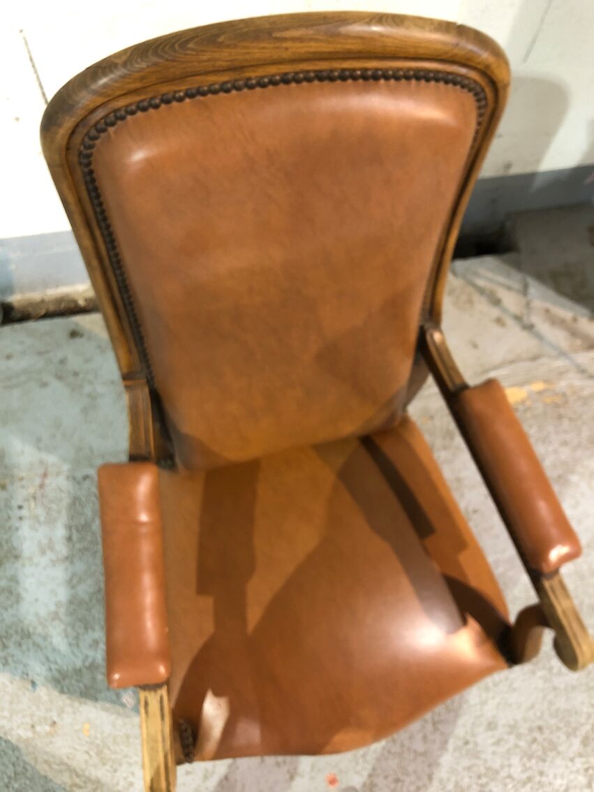Ancien fauteuil Voltaire en cuir marron clair | Selency
