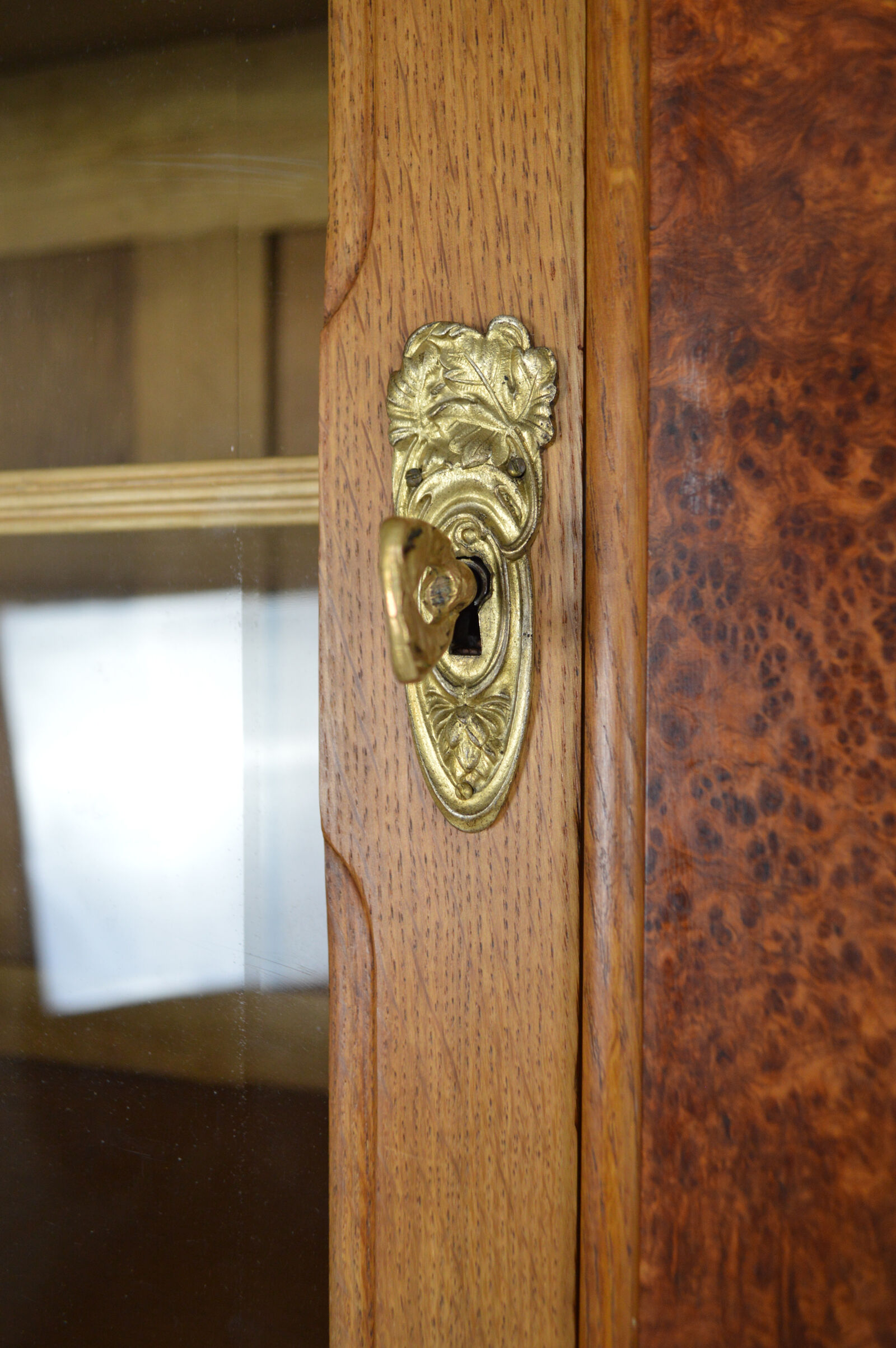 Buffet art nouveau en chêne et loupe, modèle au platane, vers 1910