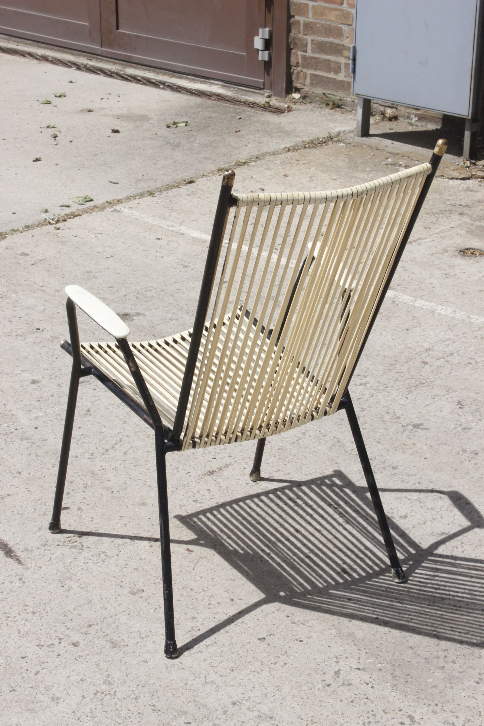 Fauteuil fer forgé, laiton & scoubidou, France 1950s