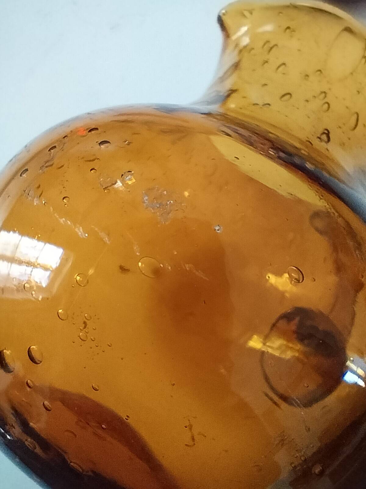 Petit pichet en verre bullé de Biot jaune doré