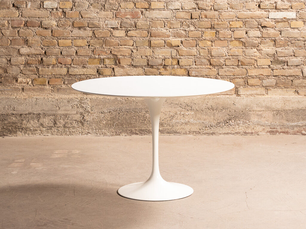 Dining room table by Eero Saarinen for Knoll Inc. (172-173) / Knoll international, 1970's