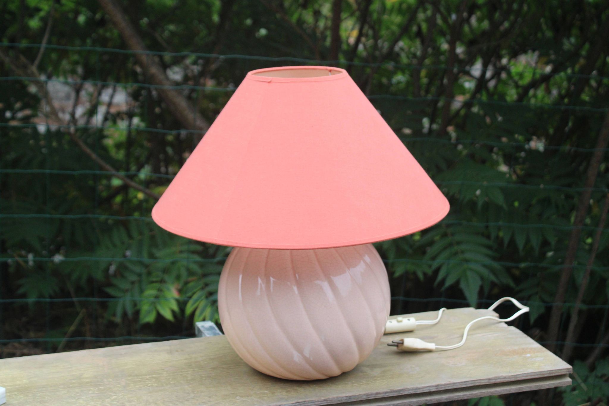 Lampe vintage en céramique rose poudré et abat-jour corail