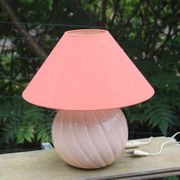 Lampe vintage en céramique rose poudré et abat-jour corail