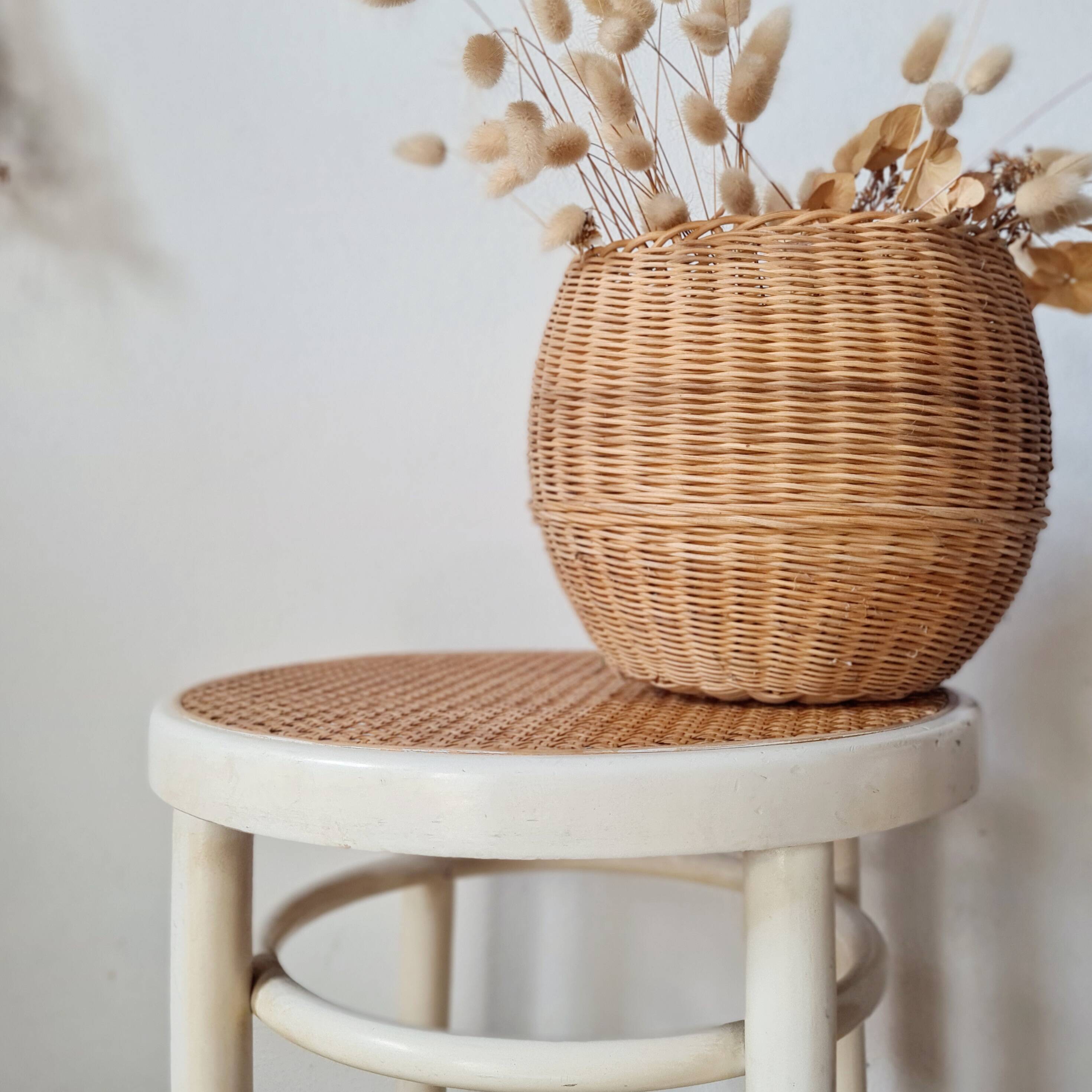 Tabouret vintage en bois courbé blanc et assise en cannage – Esprit Thonet
