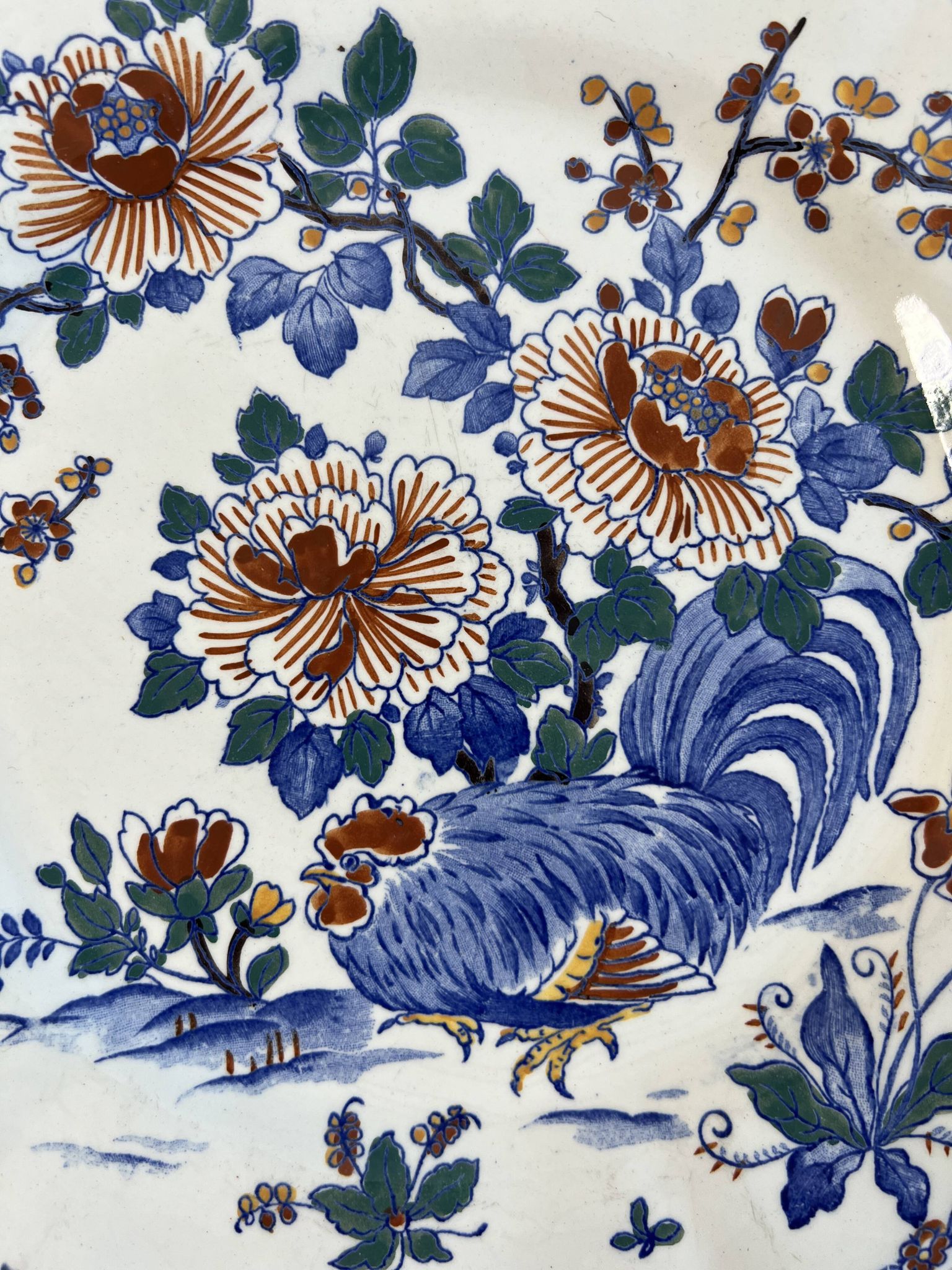 Assiette ancienne en faïence de Gien — modèle “Coq aux Pivoines”