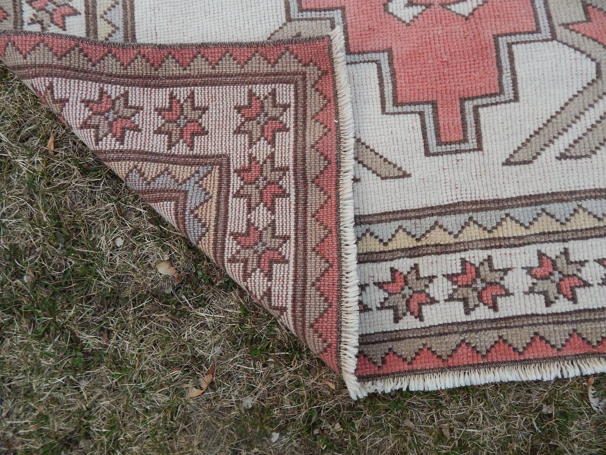 Vintage handmade Turkish rug 116x122 cm