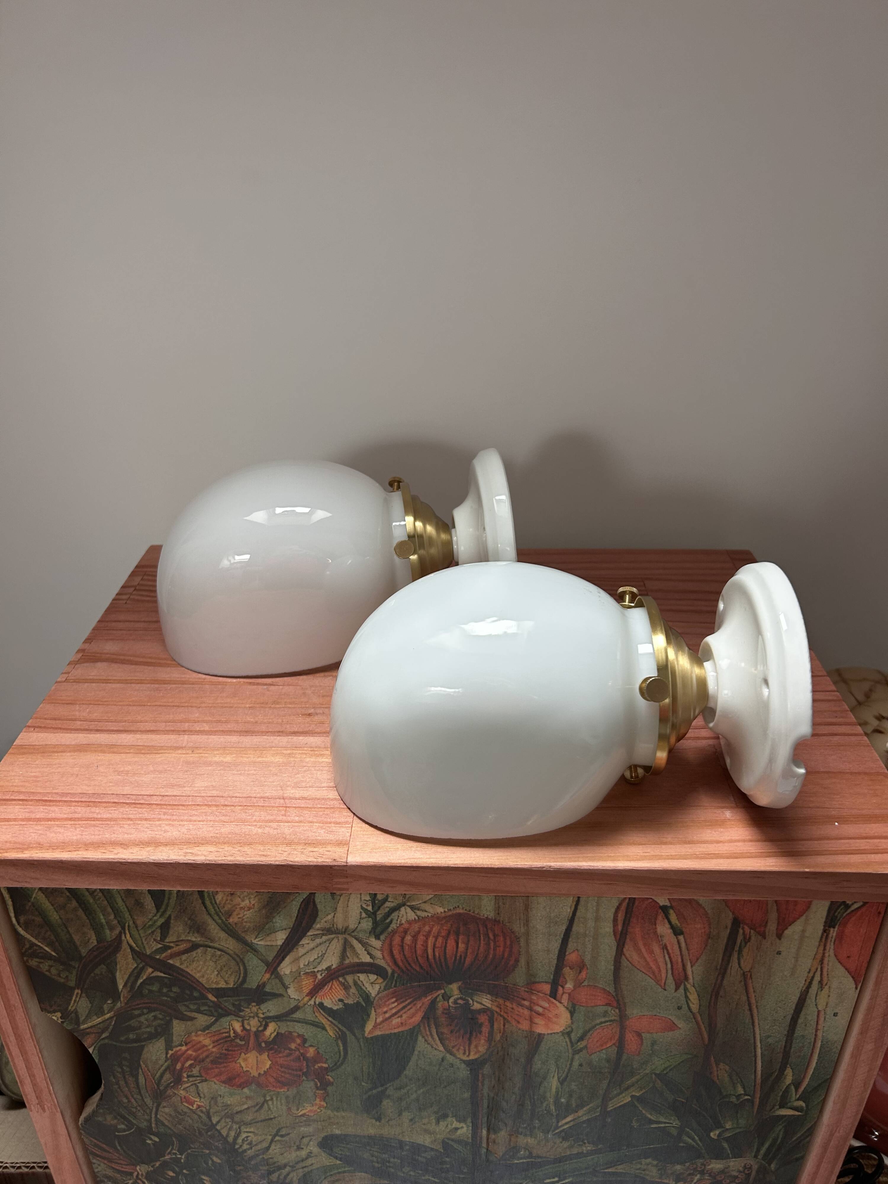 Paire d’appliques vintage en opaline blanche