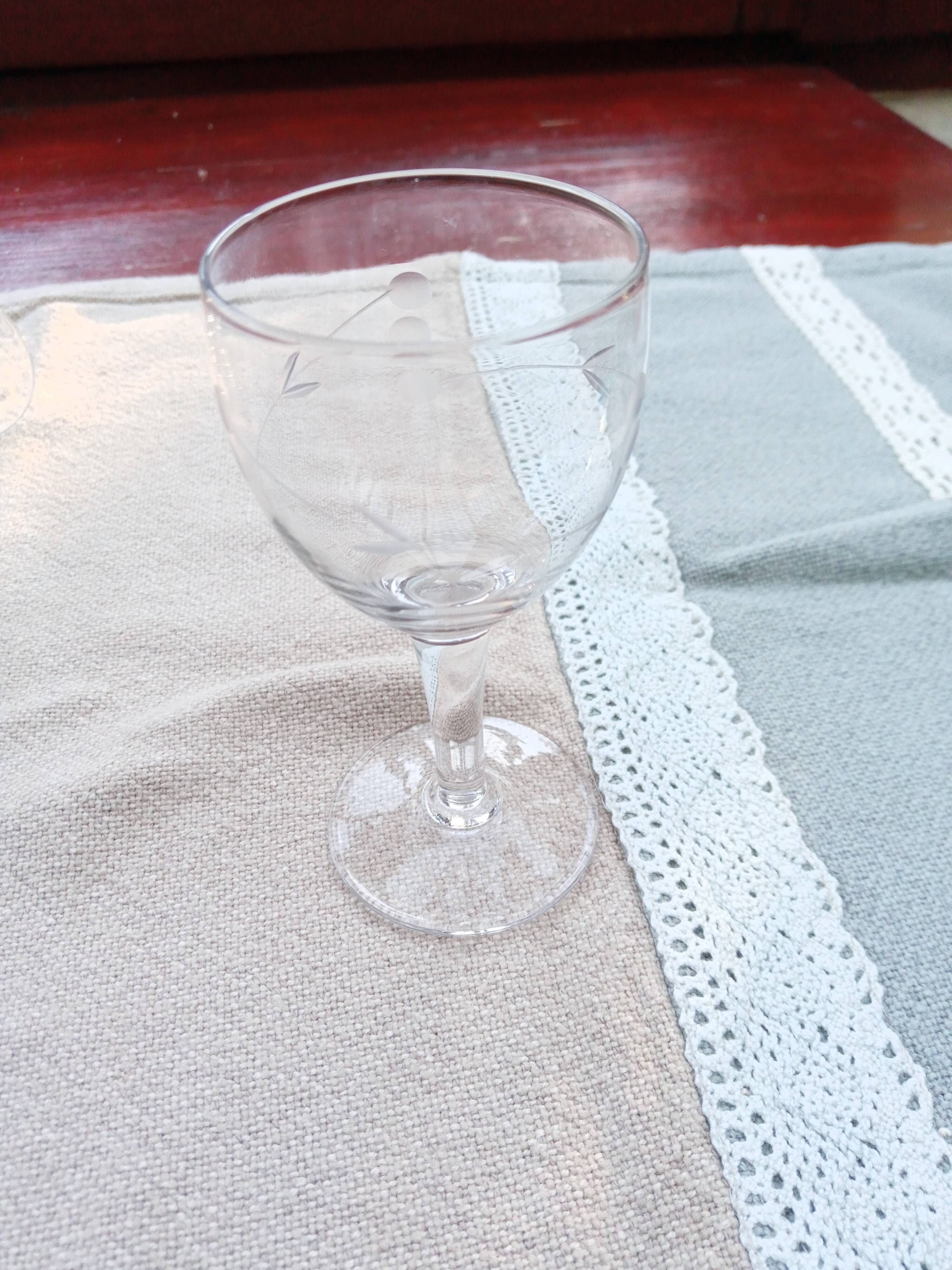 11 40s stemmed glasses