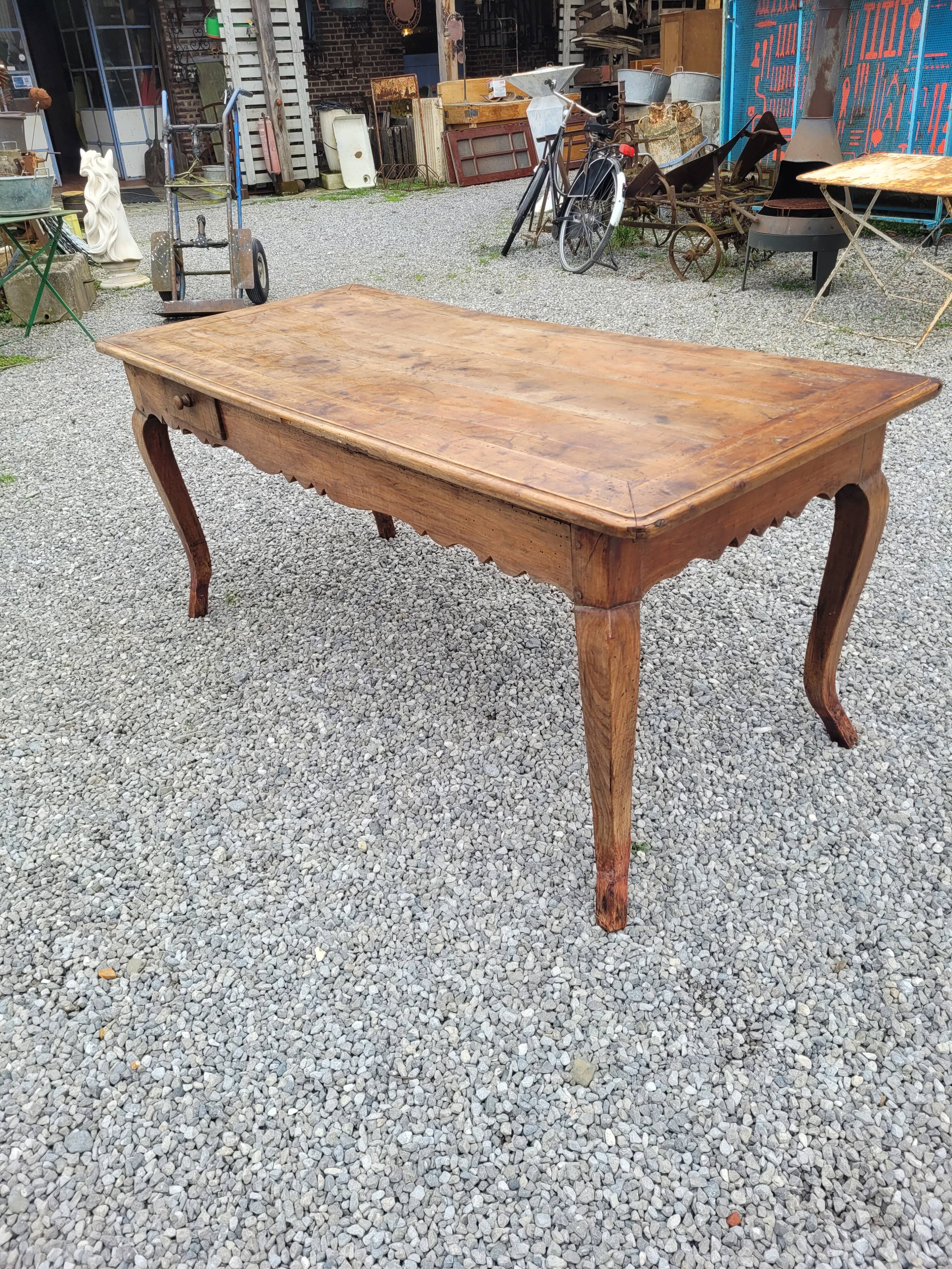 Table de ferme XVIIIème style Louis XV en merisier