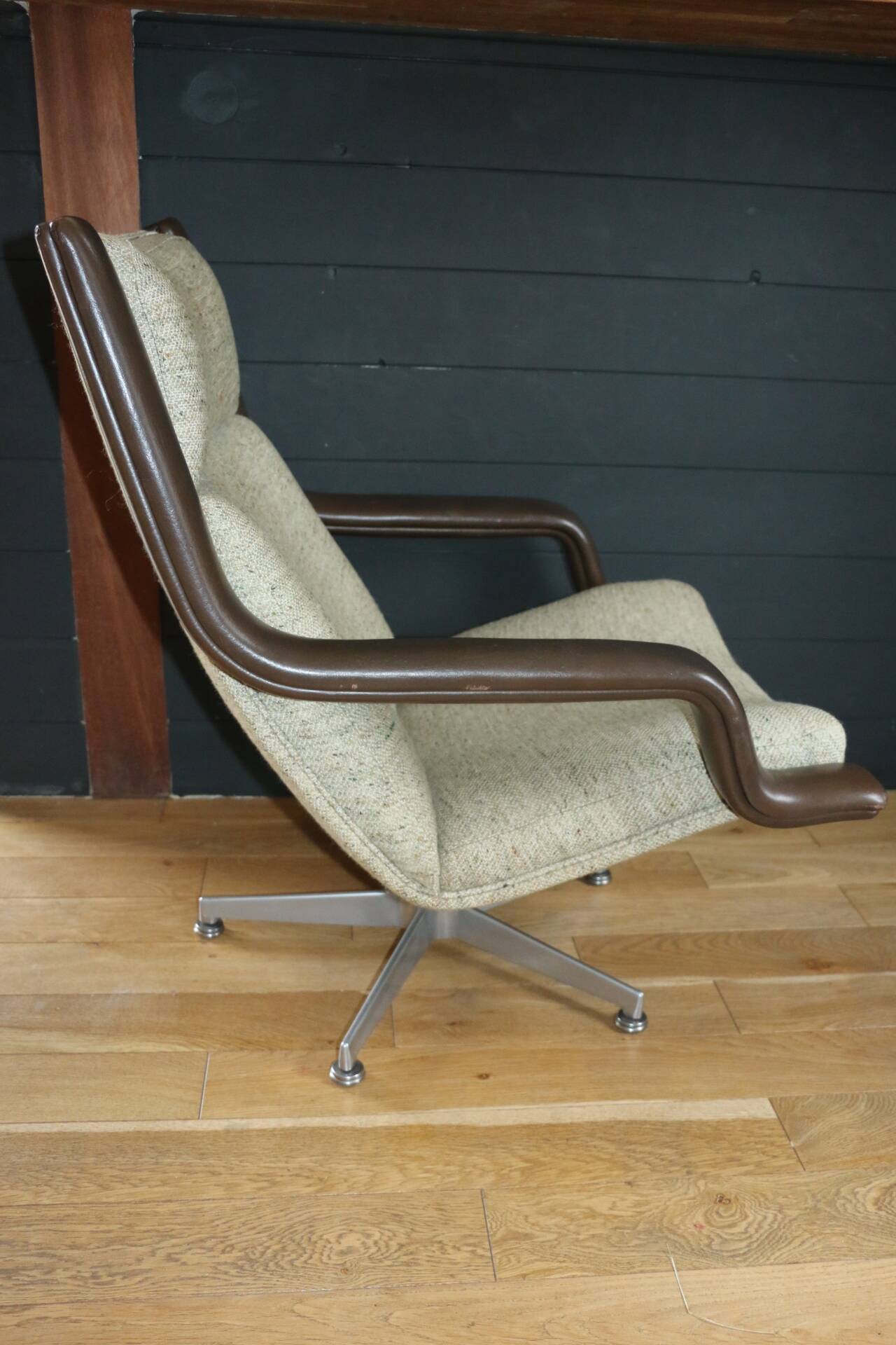 F140 Geoffroy Harcourt armchair