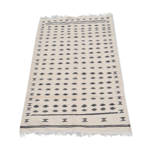 Tapis noir et blanc à motifs berbères