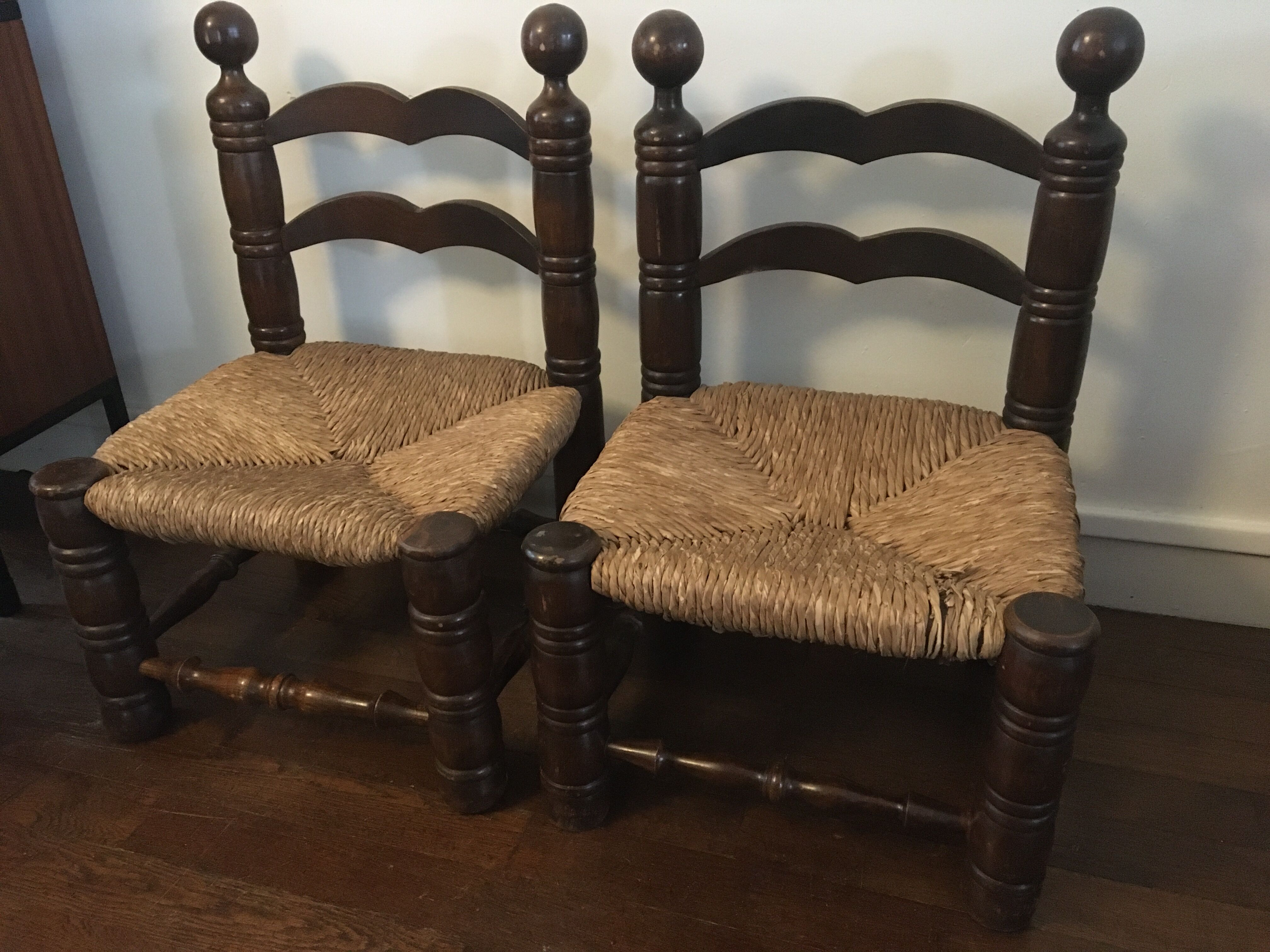 Pair of popular art bass chairs