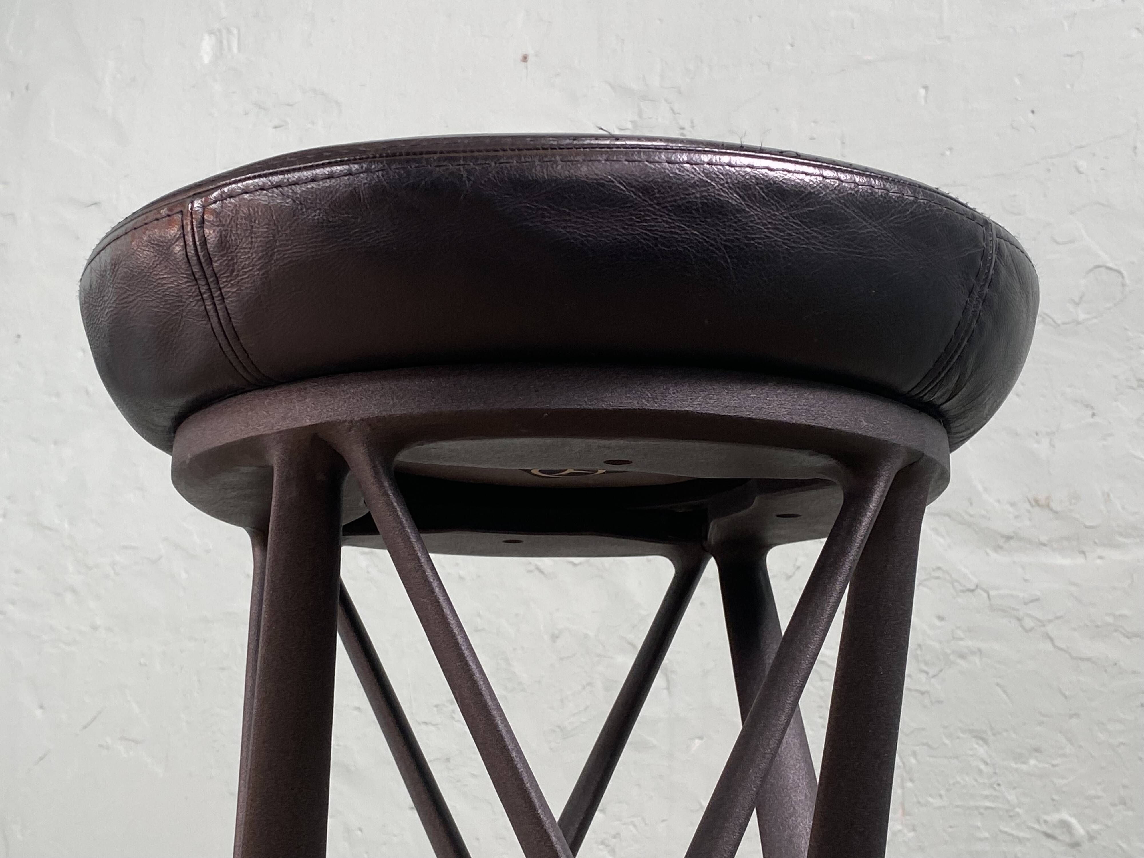 2 tabourets pivotant design Yamakado en cuir noir