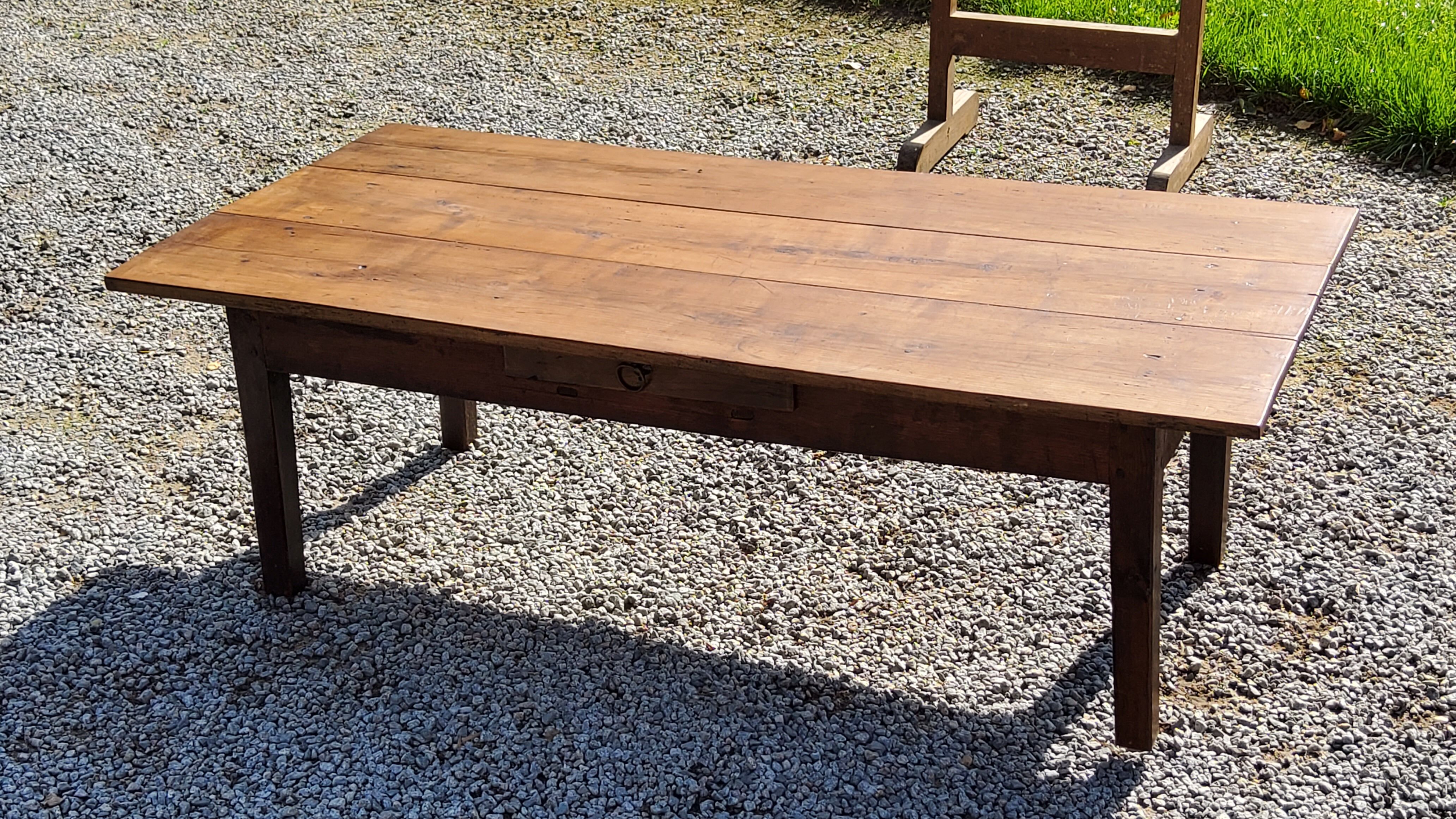 Table basse de ferme XIXième siècle plateau merisier piètement chêne 1 tiroir pieds fuseaux