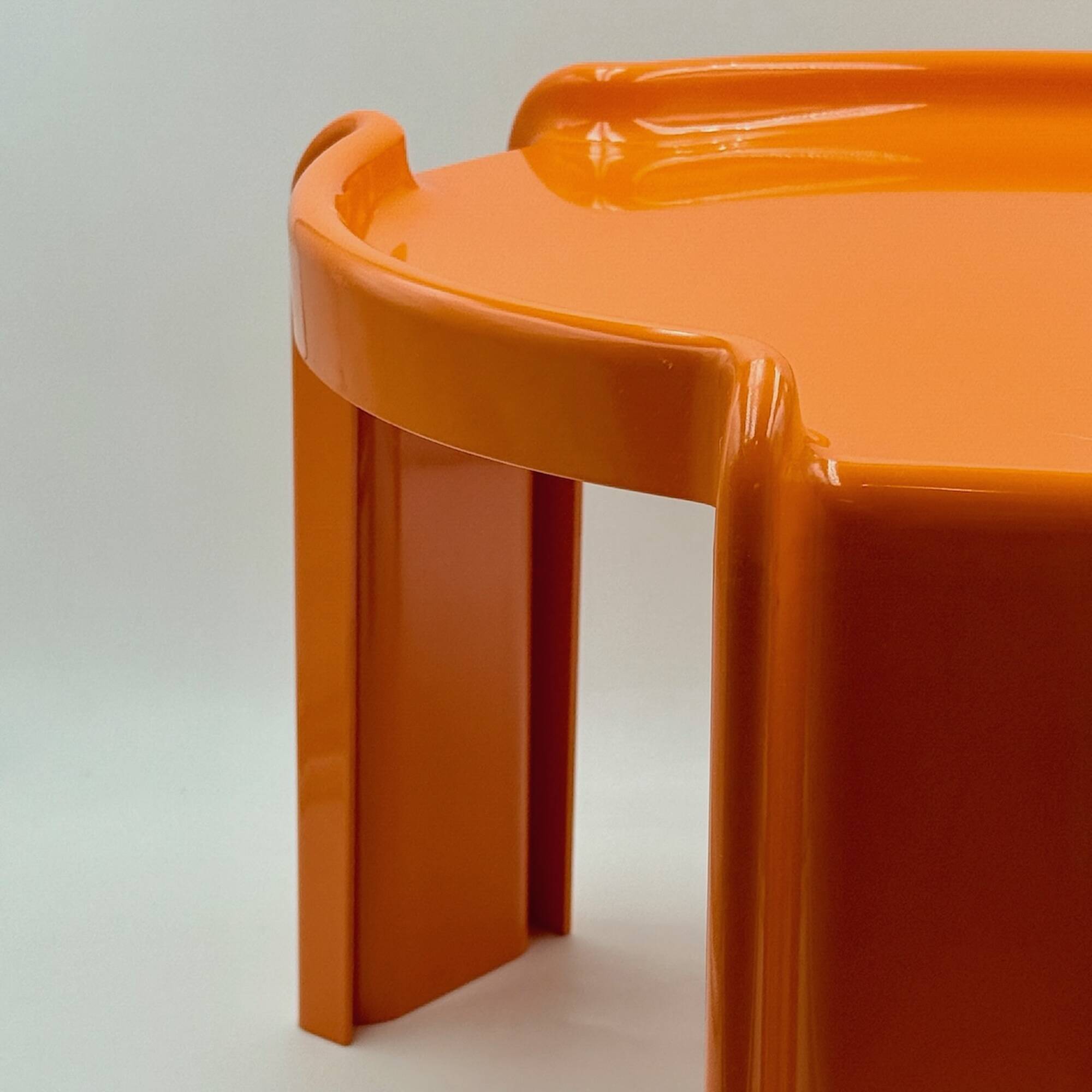 3 tables orange Giotto Stoppino pour Kartell, années 1960