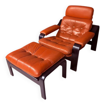 Fauteuil en cuir et bois et son repose-pieds assorti, années 1970
