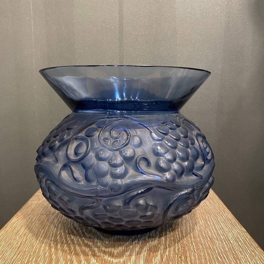 Un vase en verre bleu Fontainebleau de René Lalique