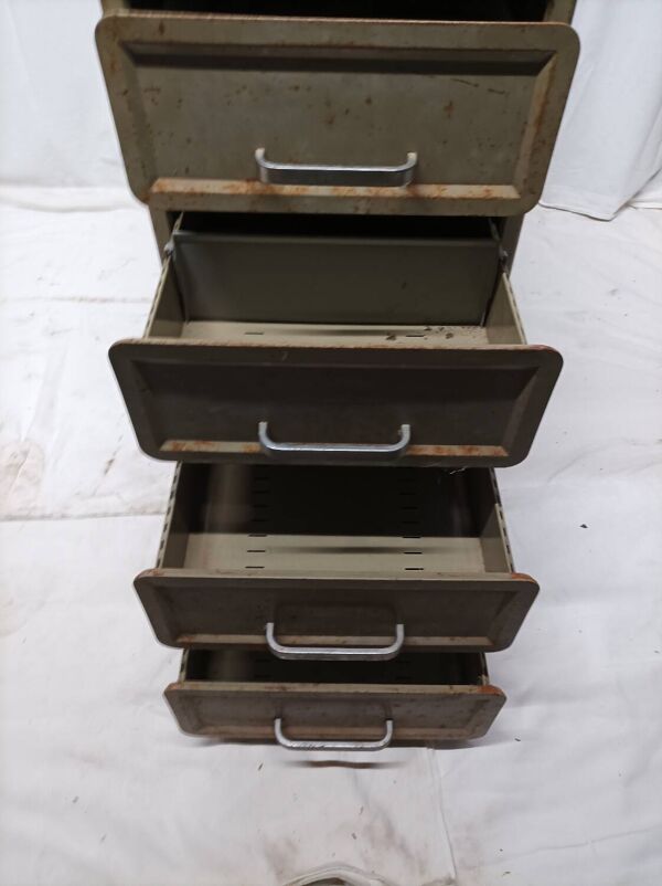 Ancien casier métallique