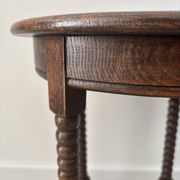 Petit guéridon vintage en bois tourné, table d’appoint ronde en bois