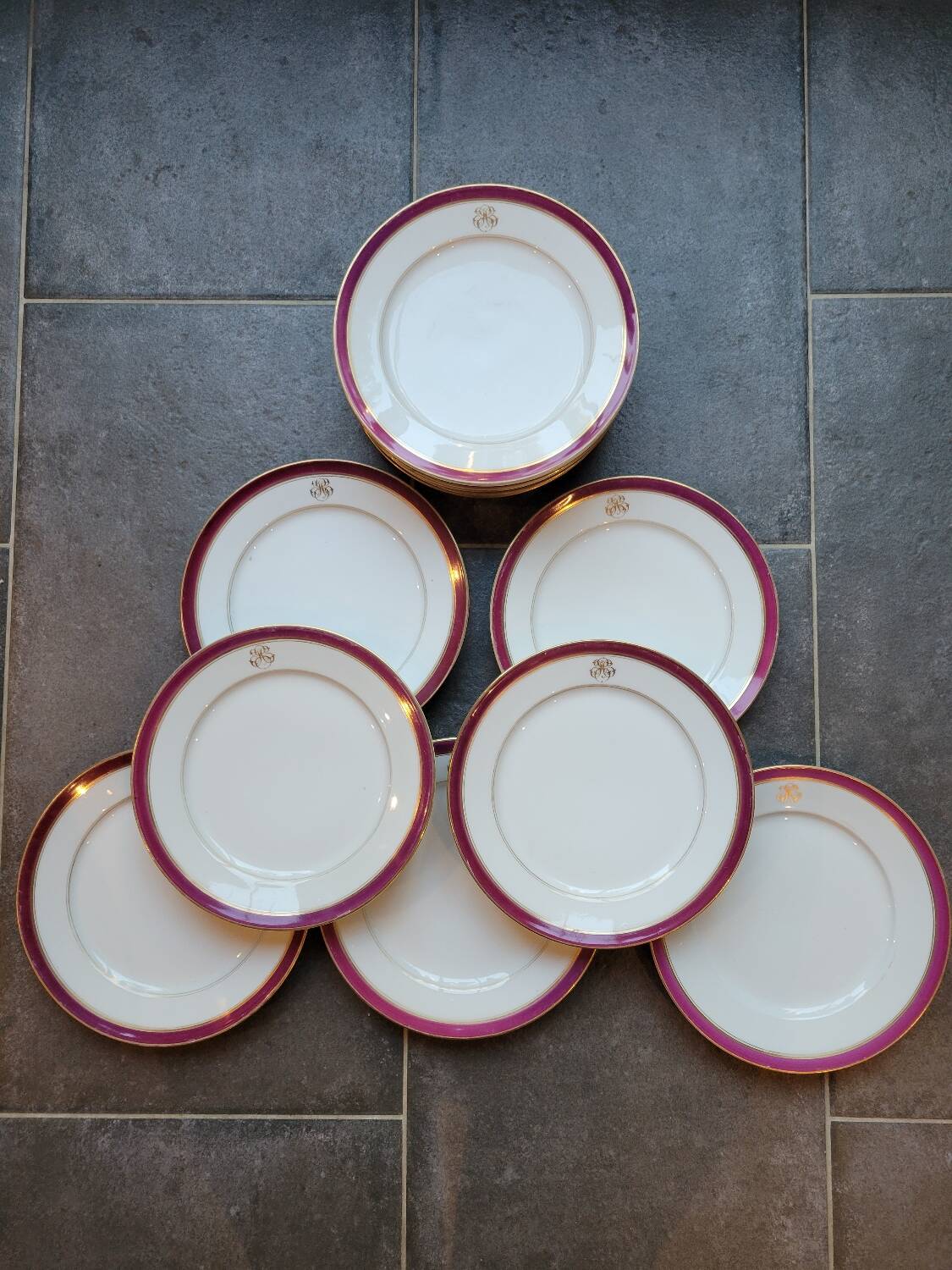 13 assiettes à dessert monogramme HS