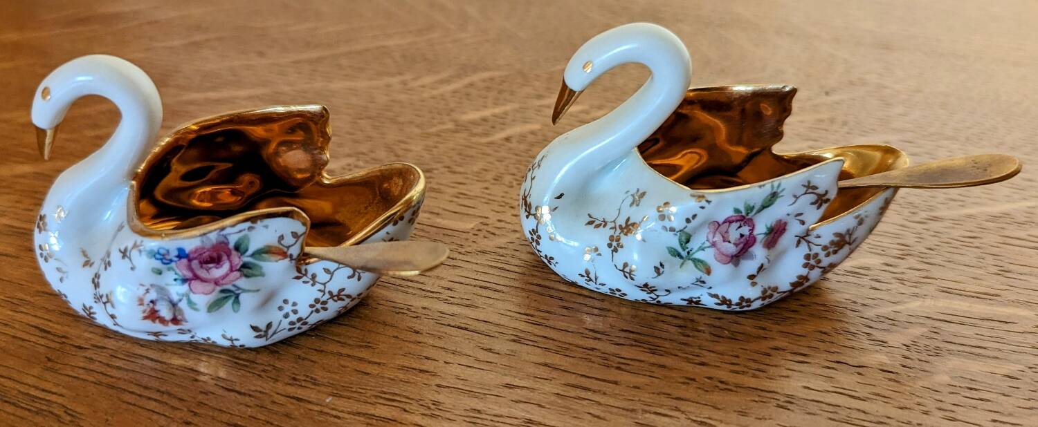 Swan salt and pepper shaker set with small spoons