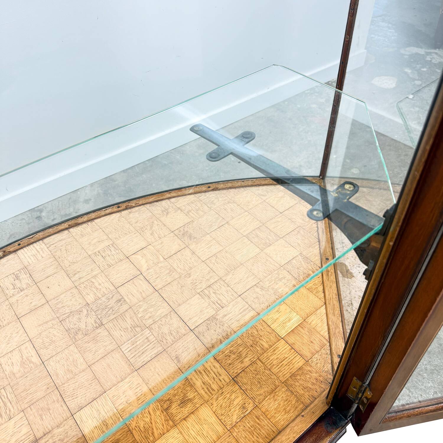 Antique Curved Glass Display Cabinet – Wooden Showcase – Early 20th Century