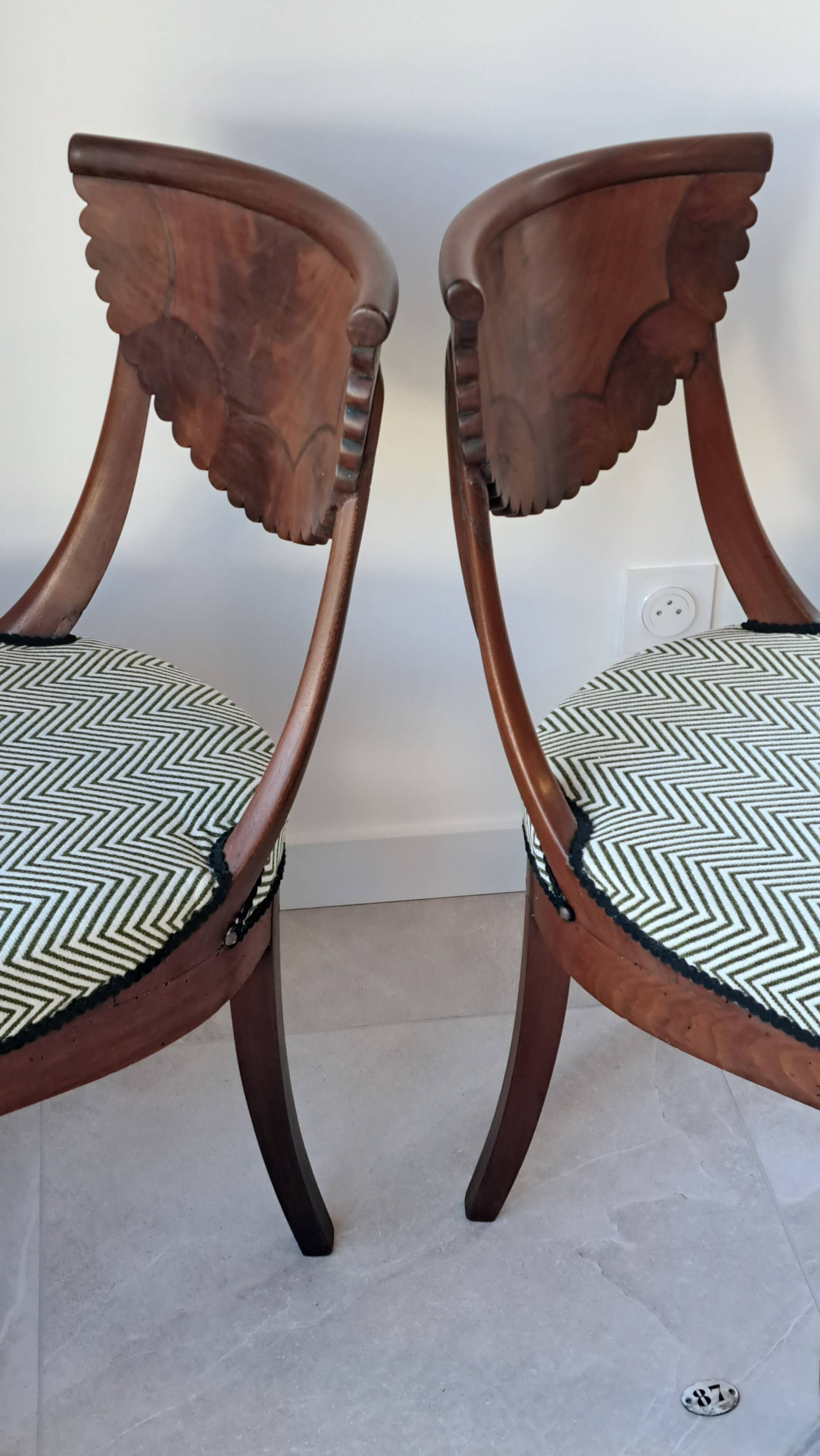 Pair of mahogany gondola chairs – Empire style – 20th century, restored