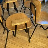 Chaises anciennes avec accoudoirs, bois et métal