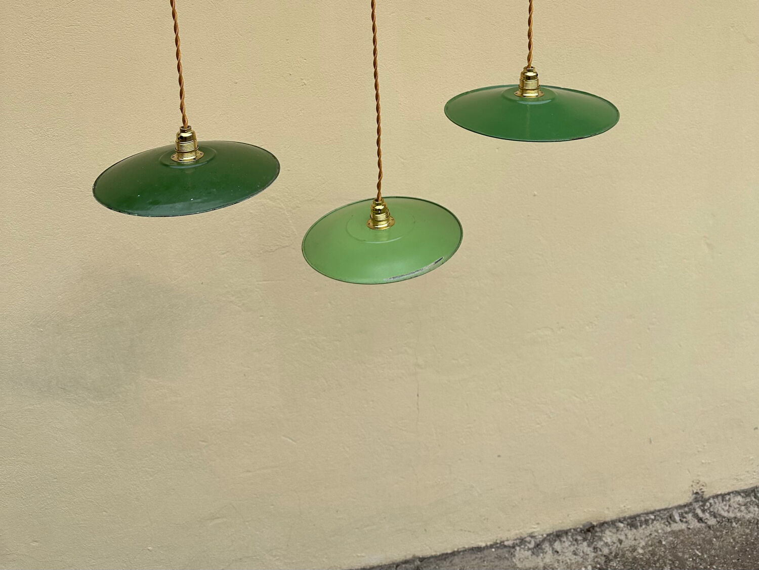 Lot of 3 vintage enamelled sheet metal lampshade pendants, industrial retro farmhouse